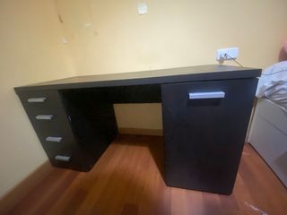 Scrivania nera con cassetti