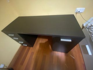 Scrivania nera con cassetti