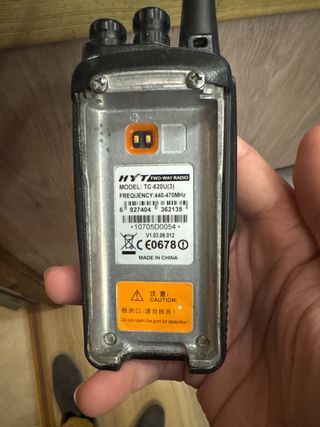 2 Walkie Talkie HYT TC-620 con cargadores