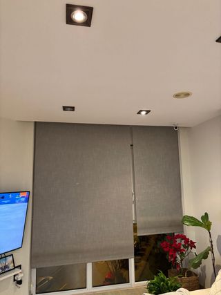 Estores enrollables grises