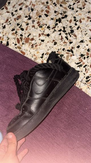 Nike Air Force 1 negras con cordones gruesos