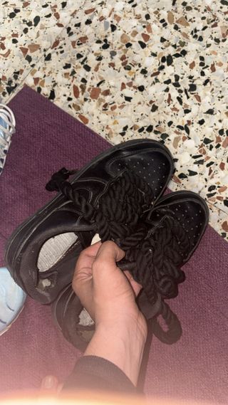 Nike Air Force 1 negras con cordones gruesos