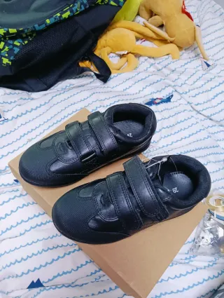 Zapatillas escolares  talla 29 sin estrenar