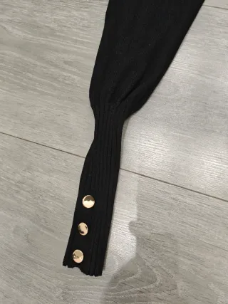 Vestido de punto negro con botones