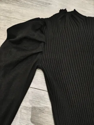 Vestido de punto negro con botones