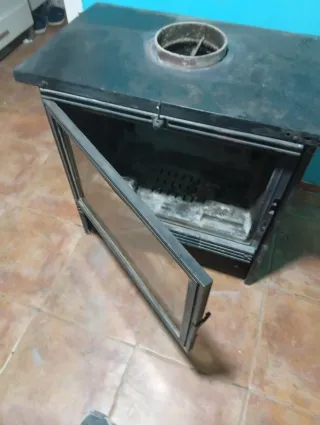 Estufa de leña metálica e hierro colado con puerta