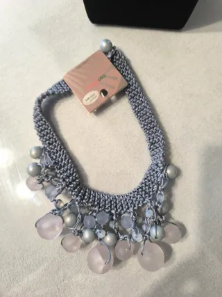 Collar azulado con colgantes rosas