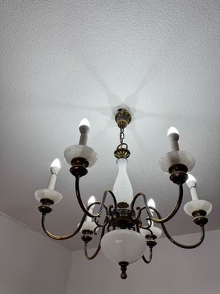 Lámpara de techo dorada y blanca