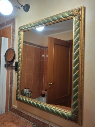 Espejo y lavabo de baño