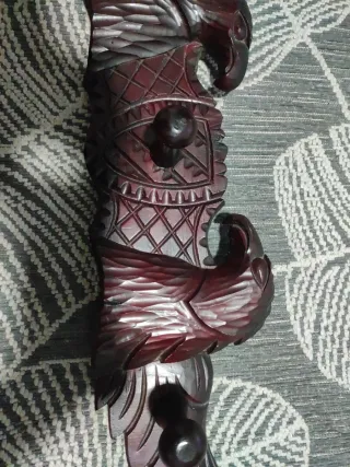 Perchero antiguo águila madera tallada