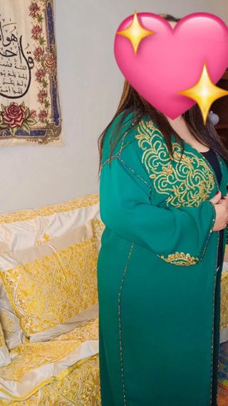 Caftán verde con bordados dorados