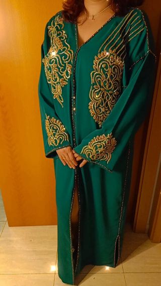 Caftán verde con bordados dorados