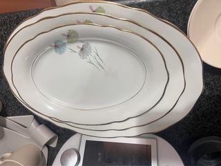 Vajilla de porcelana con detalles dorados