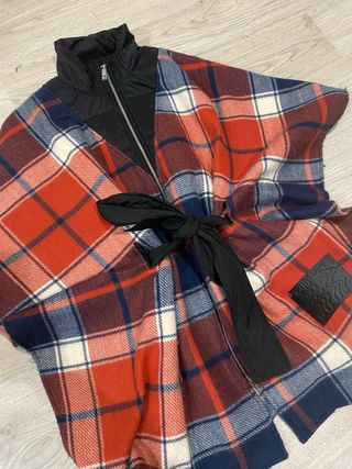 Poncho Desigual Cuadros Rojo Azul