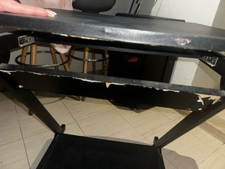 Tavolo da scrivania nero con ruote