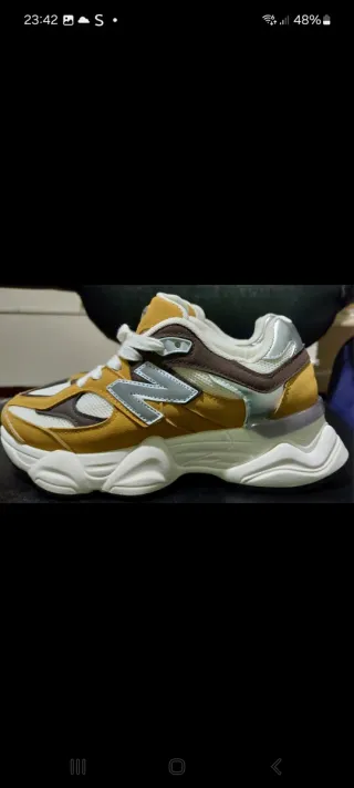 Sneakers modello New Balance 9060 senape/bianco 38