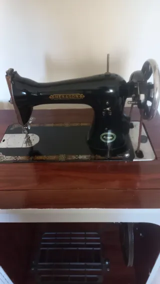 Maquina de coser Hexagon con pedal.