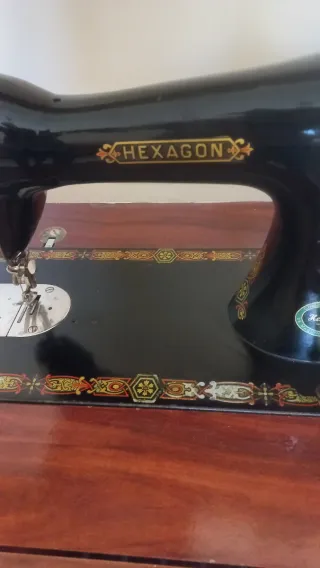 Maquina de coser Hexagon con pedal.