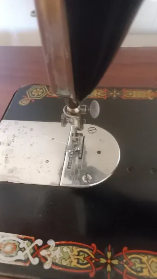 Maquina de coser Hexagon con pedal.