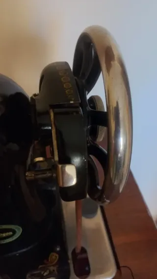 Maquina de coser Hexagon con pedal.