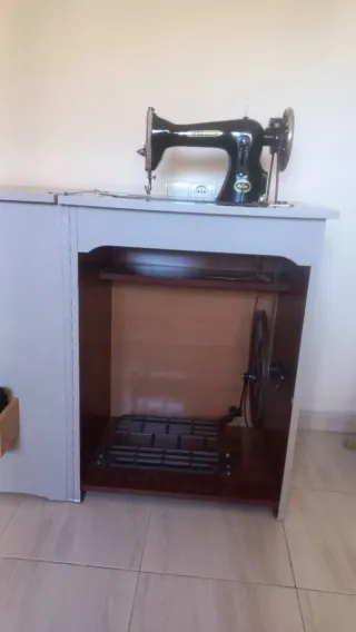 Maquina de coser Hexagon con pedal.