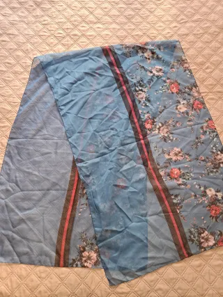 Sciarpa floreale blu e rosa