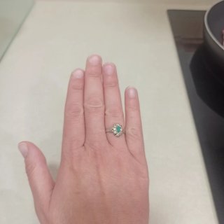 Anillo y pendientes con esmeralda