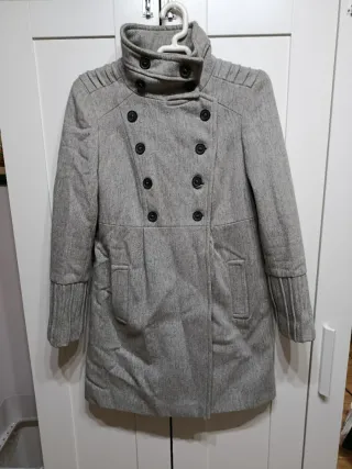 Abrigo estilo militar gris Zara
