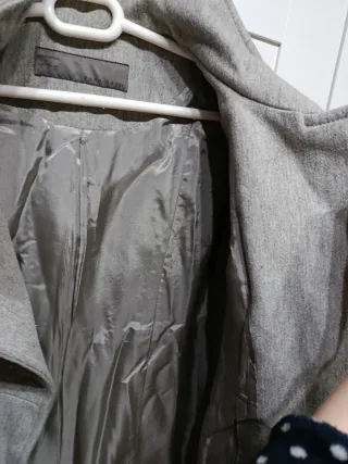 Abrigo estilo militar gris Zara