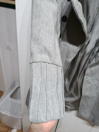 Abrigo estilo militar gris Zara