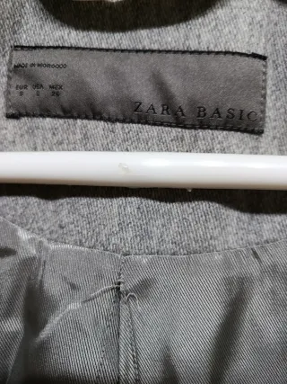 Abrigo estilo militar gris Zara
