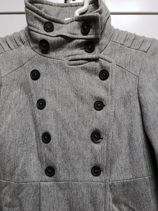 Abrigo estilo militar gris Zara