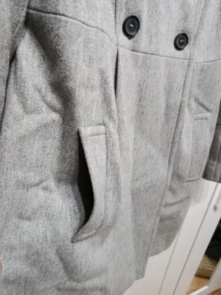 Abrigo estilo militar gris Zara