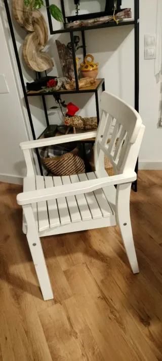 Sillón de madera blanco para exterior