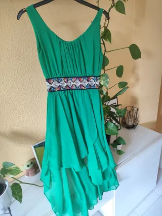 Vestido verde con cinturón étnico