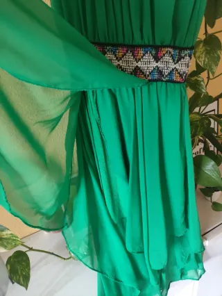 Vestido verde con cinturón étnico
