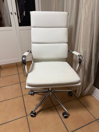 Silla de oficina blanca y plateada