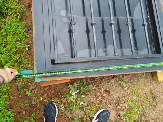 Puerta de hierro con rejas y contra ventana