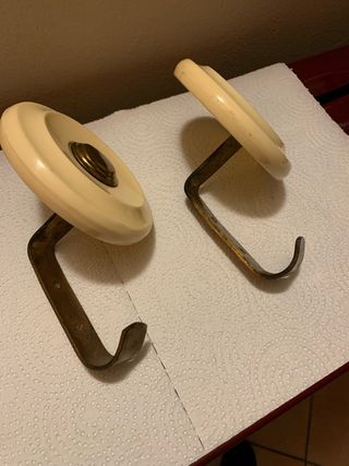 2 Appendiabiti Ottone e Bachelite Bianca