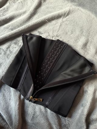 Faja Cinturilla Negra con Cremallera Dorada