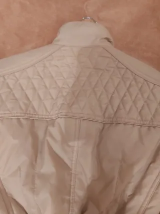 Anorak beige acolchado con cinturón