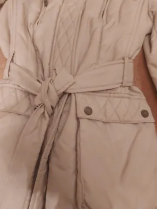 Anorak beige acolchado con cinturón