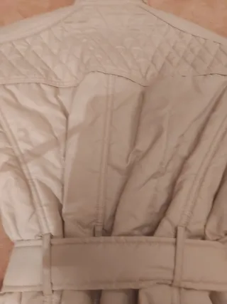 Anorak beige acolchado con cinturón