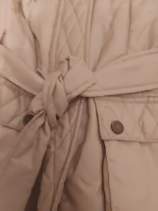 Anorak beige acolchado con cinturón