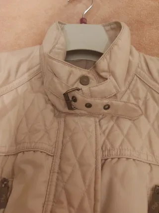 Anorak beige acolchado con cinturón