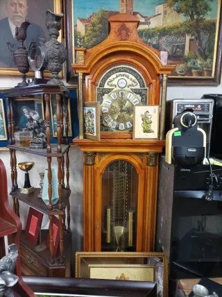 Reloj de pie antiguo