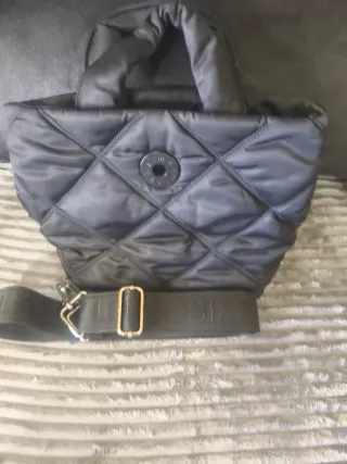 Bolso acolchado negro con asa de mano y de colgar