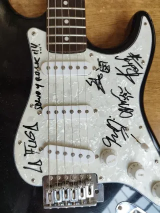Guitarra Eléctrica Negra Firmada