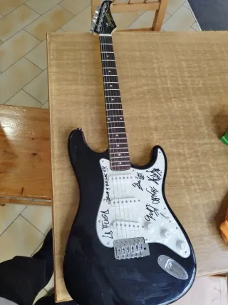 Guitarra Eléctrica Negra Firmada