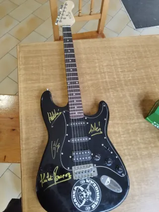 Guitarra Eléctrica Negra Firmada